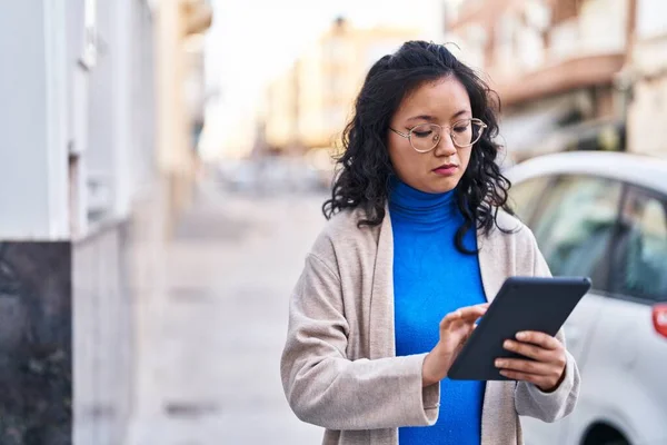 Young Chinese Woman Using Touchpad Street — Stockfoto