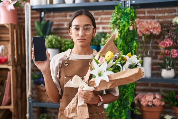 Mujer Hispana Joven Que Trabaja Floristería Mostrando Pantalla Del Teléfono —  Fotos de Stock
