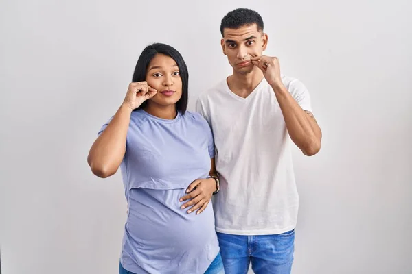 Junges Hispanisches Paar Erwartet Ein Baby Das Über Dem Mund — Stockfoto