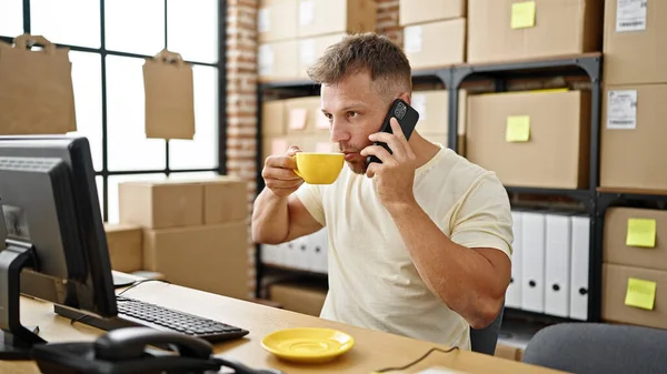 Young Man Ecommerce Business Worker Talking Smartphone Drinking Coffee Office — Stock Fotó
