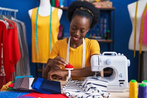 Africano Mulher Americana Alfaiate Usando Máquina Costura Segurando Pino Estúdio — Fotografia de Stock