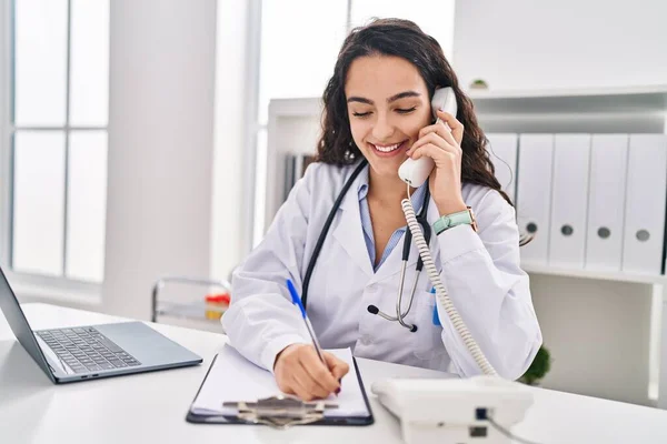 Ung Latinamerikansk Kvinna Läkaruniform Pratar Telefon Kliniken — Stockfoto