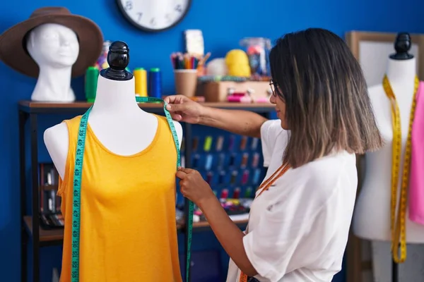 Young Hispanic Woman Tailor Measuring Shirt Sewing Studio — Foto Stock