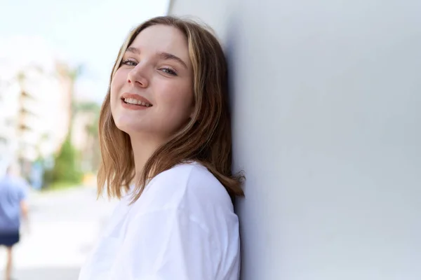 Mladá Běloška Usmívá Sebevědomě Stojící Ulici — Stock fotografie