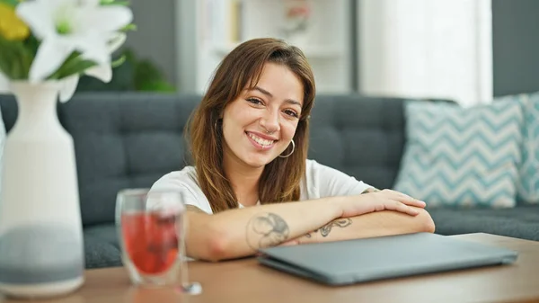 Young Beautiful Hispanic Woman Smiling Confident Sitting Floor Home — ストック写真