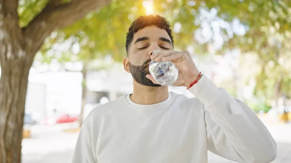 Jonge Spaanse Man Die Water Drinkt Het Park — Stockfoto