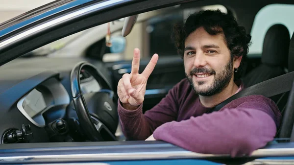 Νεαρός Ισπανόφωνος Κάθεται Στο Αυτοκίνητο Κάνοντας Χειρονομία Νίκης Στο Δρόμο — Φωτογραφία Αρχείου