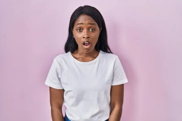 Afrikanische Junge Frau Trägt Legeres Weißes Shirt Angst Und Schockiert — Stockfoto