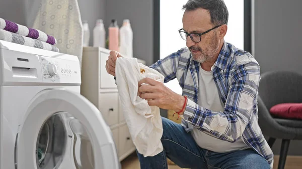 Çamaşır Odasında Kirli Tişört Tutan Orta Yaşlı Bir Adam Çamaşır — Stok fotoğraf