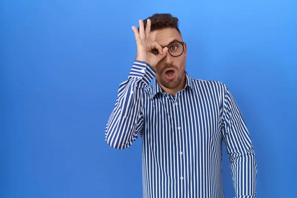 Homem Hispânico Com Barba Vestindo Óculos Fazendo Gesto Chocado Com — Fotografia de Stock