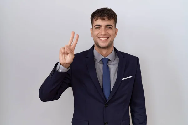 Junger Hispanischer Geschäftsmann Anzug Und Krawatte Zeigt Mit Fingern Nummer — Stockfoto
