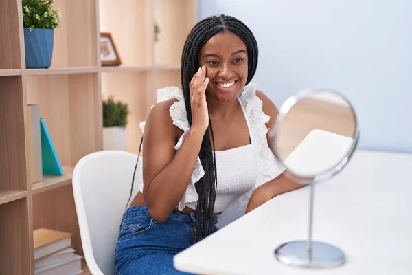 Mujer Afroamericana Mirando Cara Espejo Sentado Mesa Casa — Foto de Stock