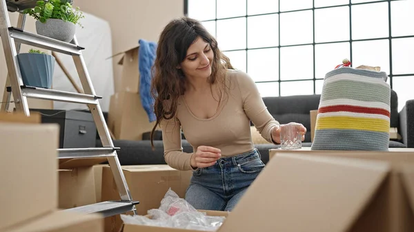 Young Beautiful Hispanic Woman Smiling Confident Unpacking Cardboard Box New — ストック写真