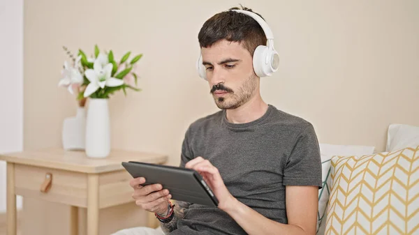Νεαρός Ισπανός Που Χρησιμοποιεί Touchpad Και Ακουστικά Στο Κρεβάτι Στο — Φωτογραφία Αρχείου