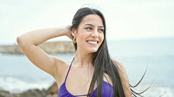 Νεαρή Όμορφη Ισπανίδα Τουρίστρια Χαμογελά Αυτοπεποίθηση Φορώντας Μπικίνι Στην Παραλία — Φωτογραφία Αρχείου