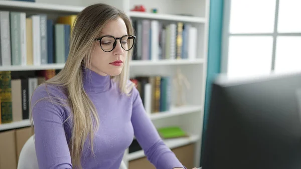 Junge Blonde Studentin Studiert Mit Computer Bibliotheksuniversität — Stockfoto