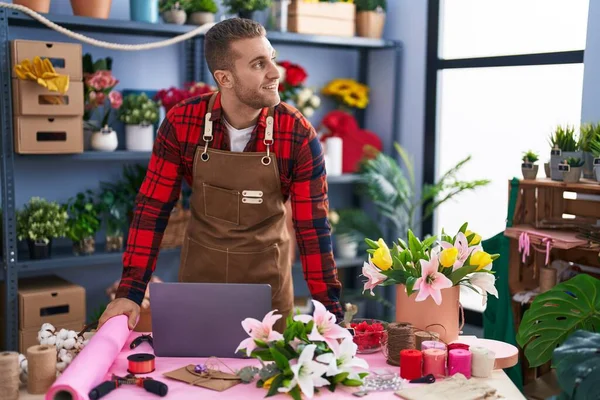 Young Caucasian Man Florist Smiling Confident Using Laptop Flower Shop — Stockfoto