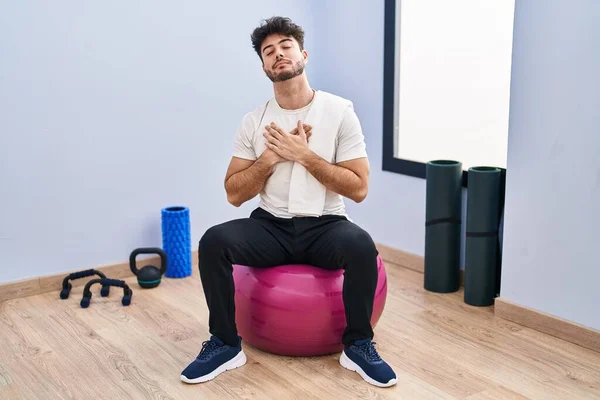 Spaanse Man Met Baard Zittend Pilates Ballen Yoga Kamer Glimlachend — Stockfoto