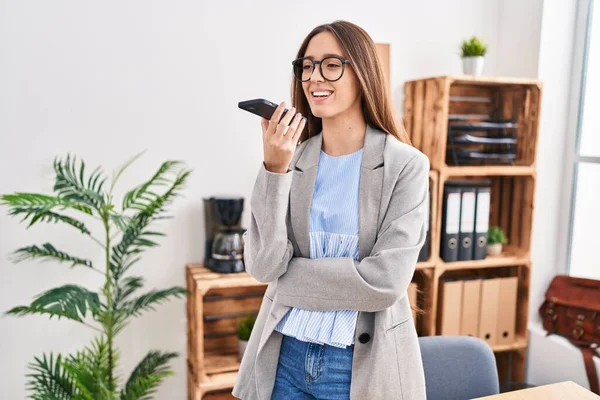 Genç Güzel Spanyol Bir Kadını Ofiste Çalışan Akıllı Telefondan Konuşuyor — Stok fotoğraf