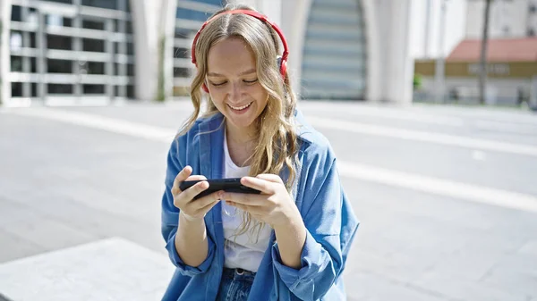 Young Blonde Woman Smiling Confident Playing Video Game University — ストック写真