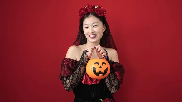 Jonge Chinese Vrouw Draagt Katrina Kostuum Houden Halloween Pompoen Mand — Stockfoto