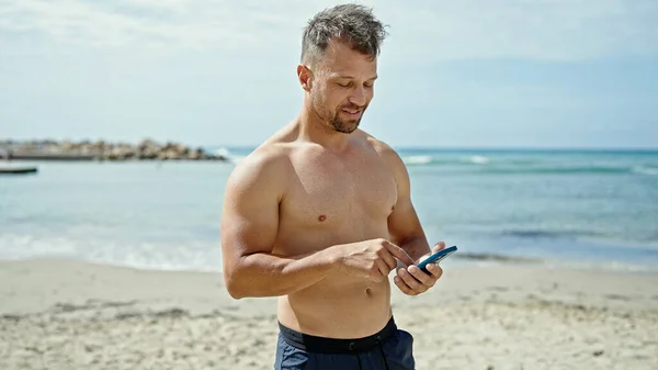 Joven Turista Usando Smartphone Sonriendo Playa — Foto de Stock