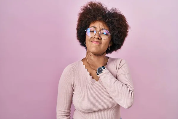 Jonge Afro Amerikaanse Vrouw Staande Roze Achtergrond Aanraken Pijnlijke Nek — Stockfoto
