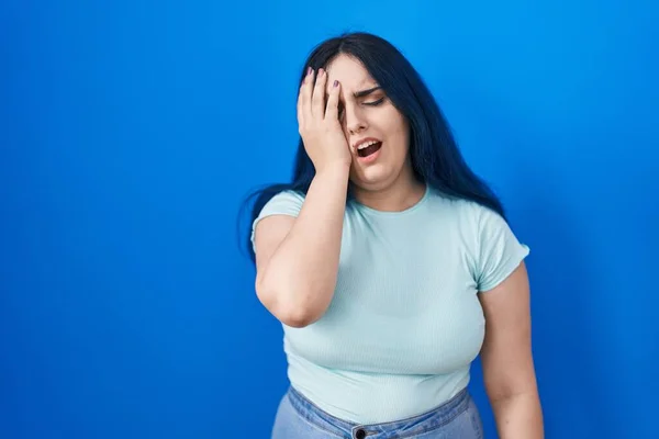 Jong Modern Meisje Met Blauw Haar Staande Blauwe Achtergrond Geeuwen — Stockfoto