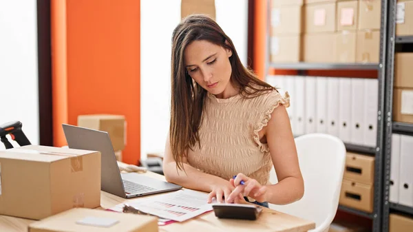 Young Beautiful Hispanic Woman Ecommerce Business Worker Doing Account Office — Stock Photo, Image