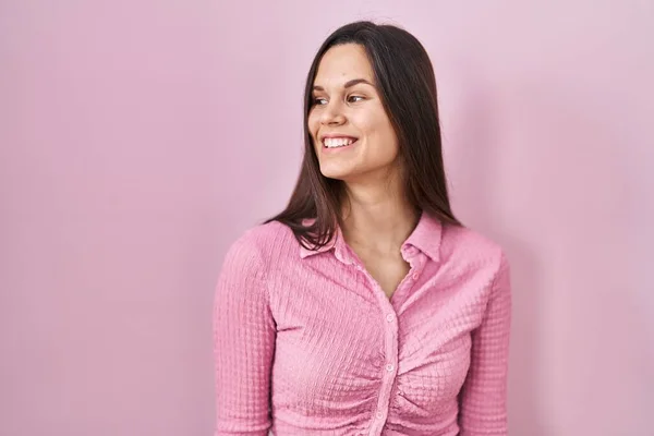 Young Hispanic Woman Standing Pink Background Looking Away Side Smile — Stock Photo, Image
