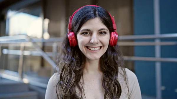 年轻美丽的惊慌失措的女人微笑着 自信地听着街上的音乐 — 图库照片