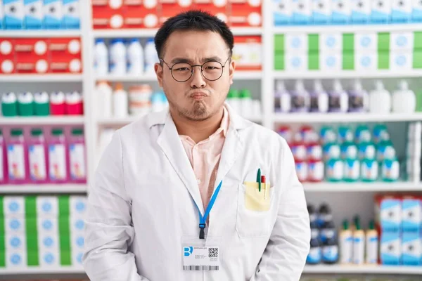Jovem Chinês Trabalhando Farmácia Farmácia Bochechas Inchadas Farmácia Com Cara — Fotografia de Stock