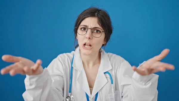 Genç Güzel Spanyol Kadın Doktor Kızgın Stresli Tecrit Edilmiş Mavi — Stok fotoğraf