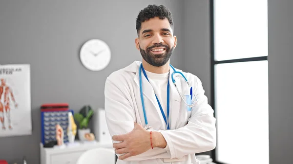 Genç Spanyol Doktor Gülümsüyor Kollarını Kavuşturup Klinikte Duruyor — Stok fotoğraf