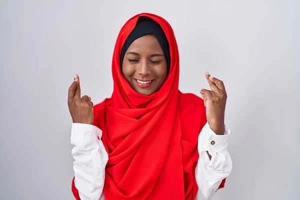 Ung Arabisk Kvinna Bär Traditionell Islamisk Hijab Halsduk Gestikulerande Finger — Stockfoto
