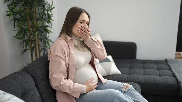 Mladá Těhotná Žena Dotýkající Břicha Trpí Nevolností Doma — Stock fotografie