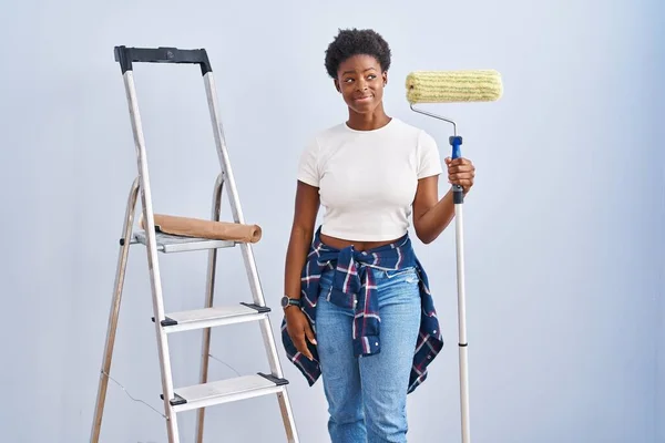 Mujer Afroamericana Sosteniendo Rodillo Pintor Sonriendo Mirando Hacia Lado Mirando — Foto de Stock