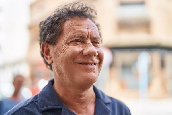 Orta Yaşlı Bir Adam Sokakta Kendine Güvenerek Gülümsüyor — Stok fotoğraf