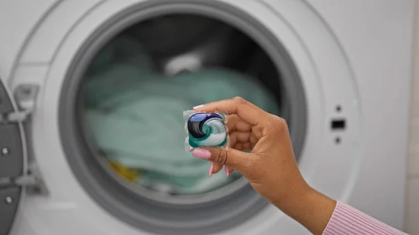 Afrika Amerika Wanita Mencuci Pakaian Memegang Tas Detergen Ruang Cuci — Stok Foto