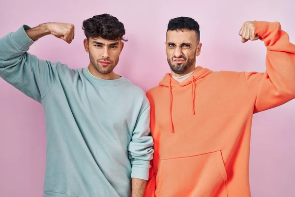Jong Hispanic Gay Paar Staande Roze Achtergrond Sterk Persoon Tonen — Stockfoto