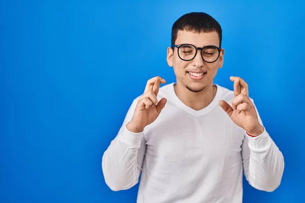 Mladý Arabský Muž Neformální Bílé Košili Brýlích Ukazující Prstem Zkříženě — Stock fotografie