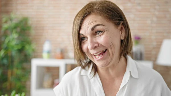 Mujer Hispana Mediana Edad Hablando Comedor — Foto de Stock
