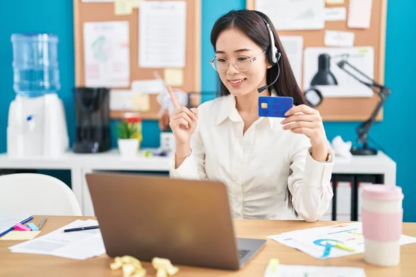 若いです中国人女性仕事でオフィスでオンラインショッピング笑顔幸せな指して手と指で側に — ストック写真