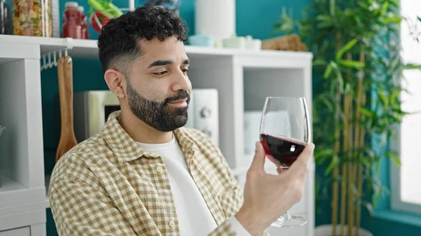 Joven Hispano Bebiendo Vaso Vino Sentado Mesa Comedor — Foto de Stock