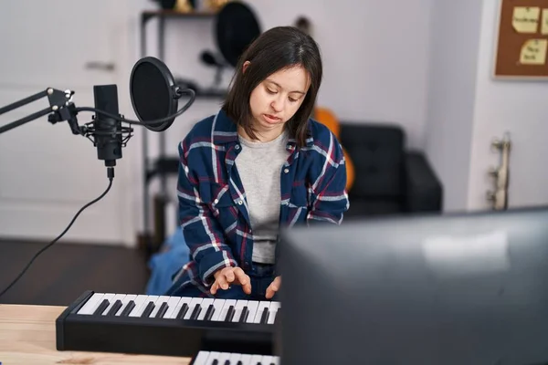 Молодая Женщина Синдромом Дауна Музыкант Играет Фортепиано Клавиатуре Музыкальной Студии — стоковое фото