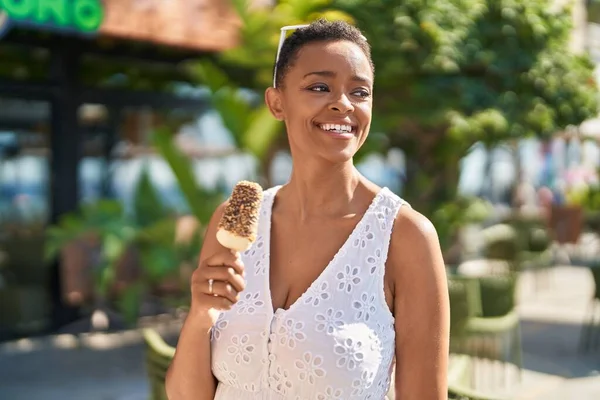 Mujer Afroamericana Sonriendo Confiada Comiendo Helado Parque — Foto de Stock