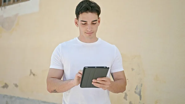 Young Hispanic Man Using Touchpad Street — Foto Stock