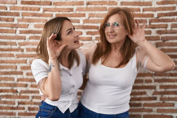 Spaanse Moeder Dochter Met Een Casual Wit Shirt Lachend Met — Stockfoto
