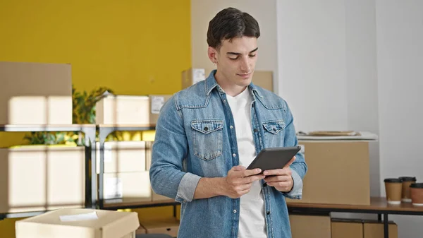 Genç Bir Spanyol Adamı Ofisteki Touchpad Kullanıyor — Stok fotoğraf