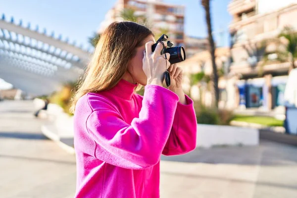 Jovem Mulher Sorrindo Confiante Usando Câmera Profissional Parque — Fotografia de Stock